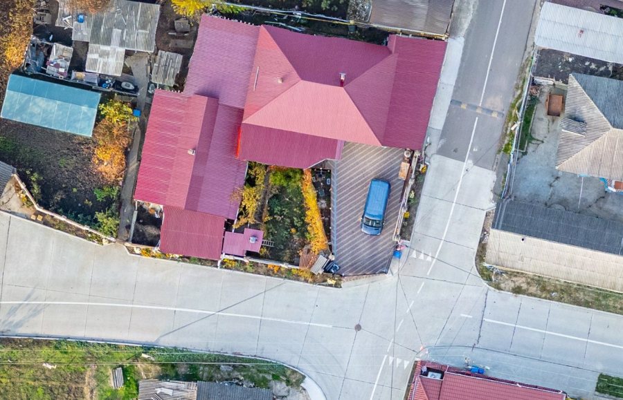 Zona marcată mărită din nou: casa de la intersecția Dacia × Doina